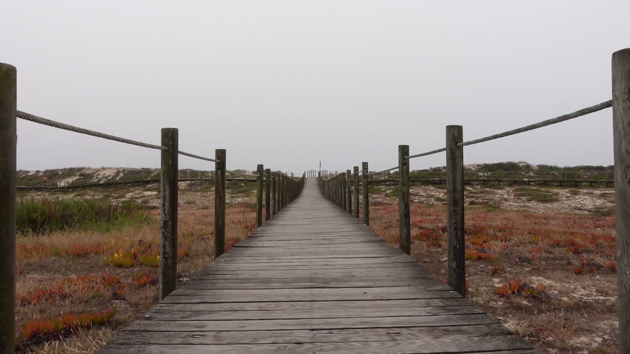 pasarela a la playa en el día de la mañana