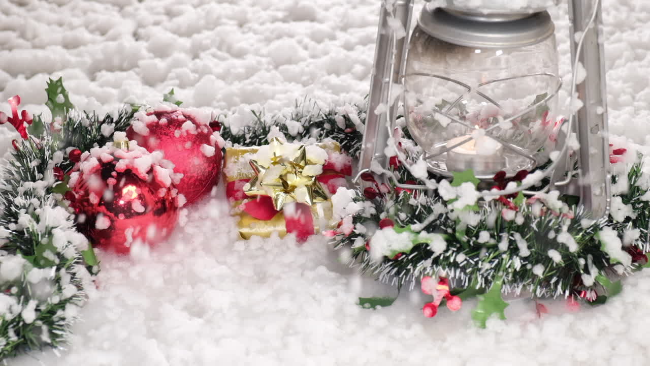 슬로우 모션에서 크리스마스 장식 빨강 및 녹색 화환, 램프 및 gif에 떨어지는 눈