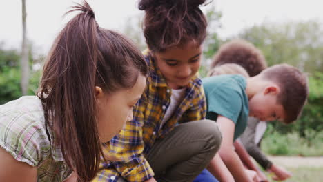 grupo de niños en un viaje de acampada al aire libre aprendiendo a hacer fuego