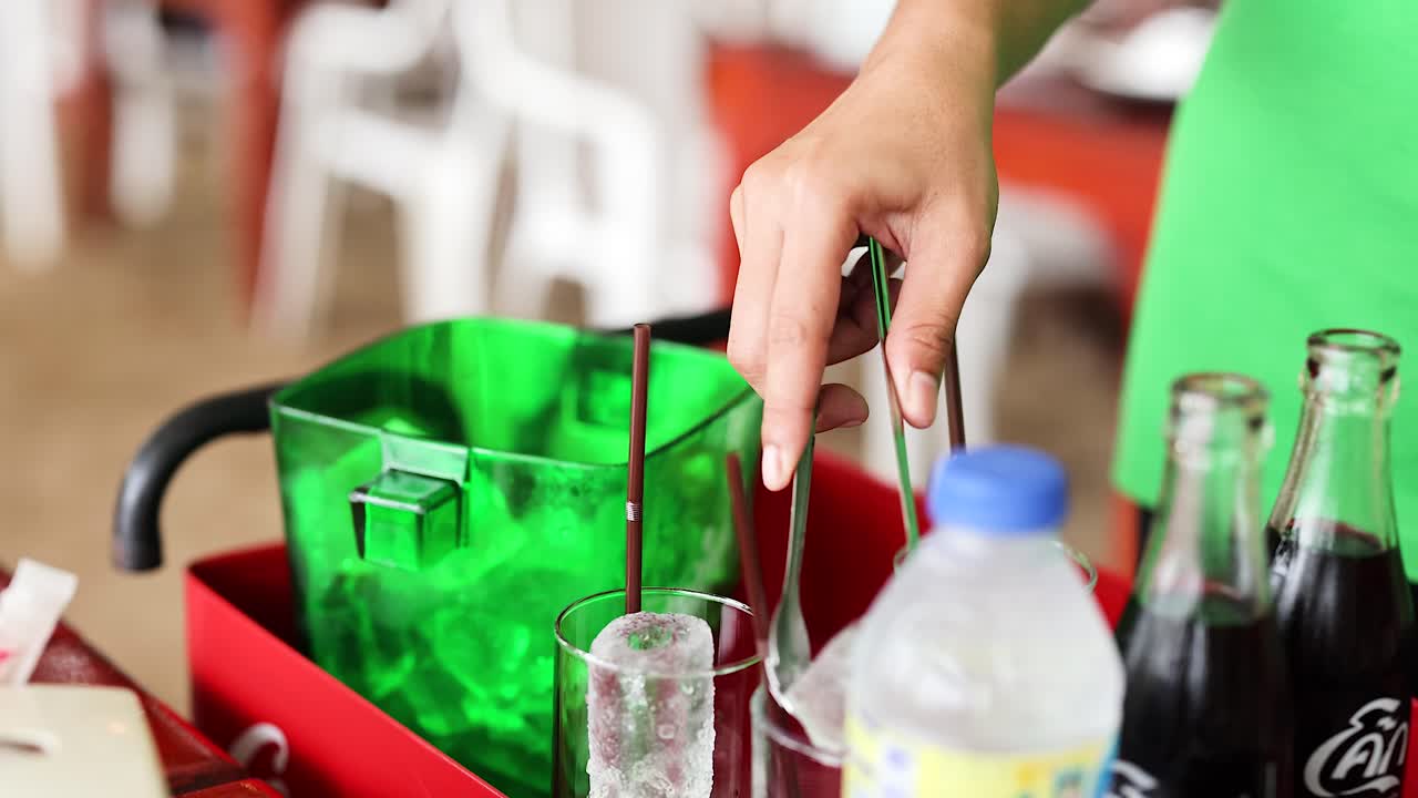 모임 에서 음료 에 얼음 을 첨가 하는 것