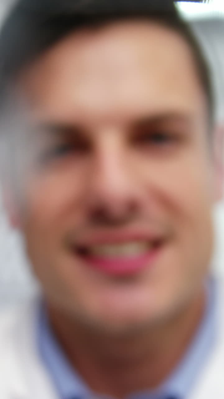 미소 짓는 안경을 들고 있는 안경사