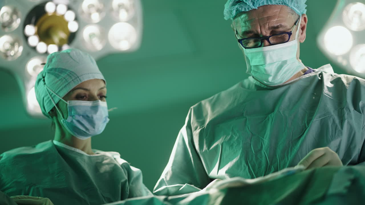 equipo quirúrgico que realiza la operación