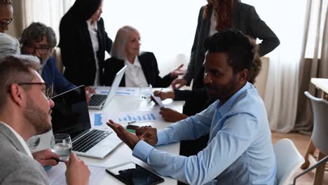personas de negocios multirraciales que trabajan dentro de la oficina del banco - reunión y concepto de inicio