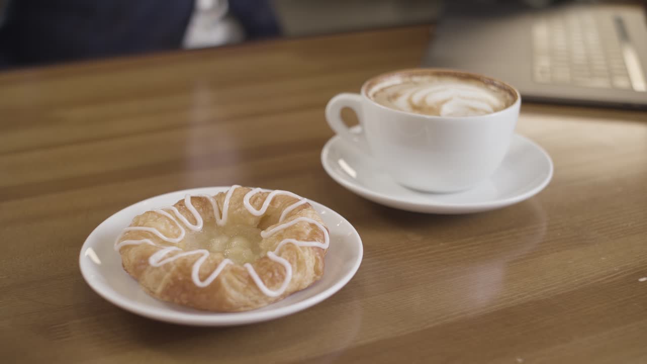 카페 에서 커피, 라테, 덴마크 페이스트리