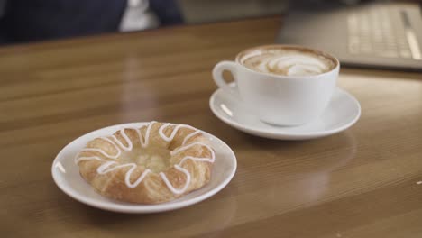 café, latte y pasteles daneses en una cafetería