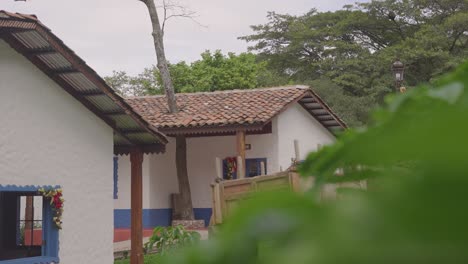 día exterior de la casa antigua colombina entre arbustos
