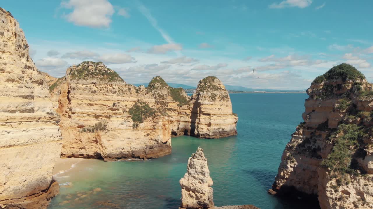 라고스 해안, 알가르베, 포르투갈의 청록색 바다와 침식된 절벽과 암석