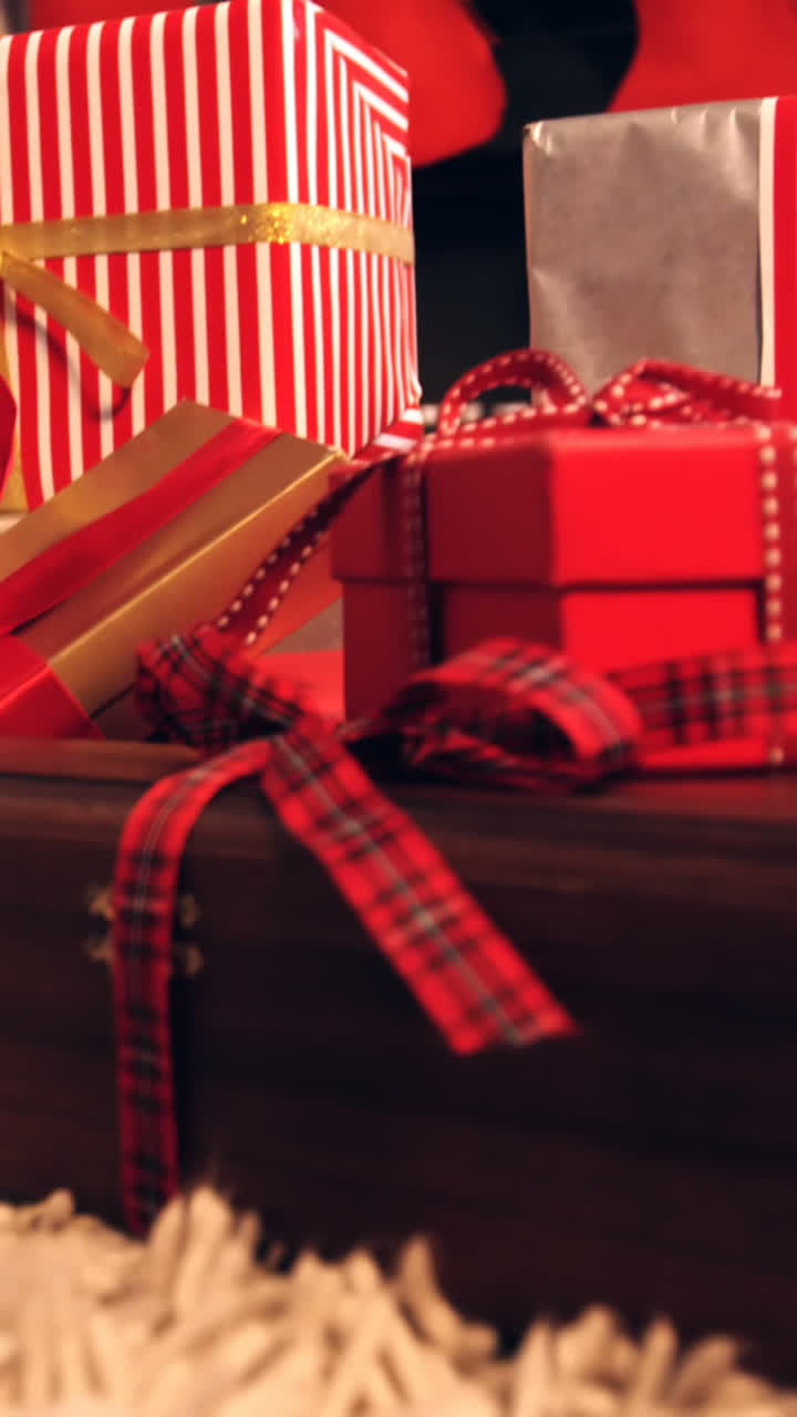 Nahaufnahme eines verpackten Geschenks auf einem Fellteppich