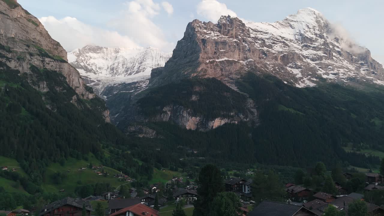descenso disparado en el valle de grindelwald al atardecer con picos suizos