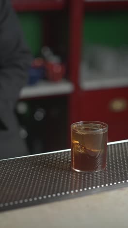 un cóctel, una bebida, un servicio perfecto.