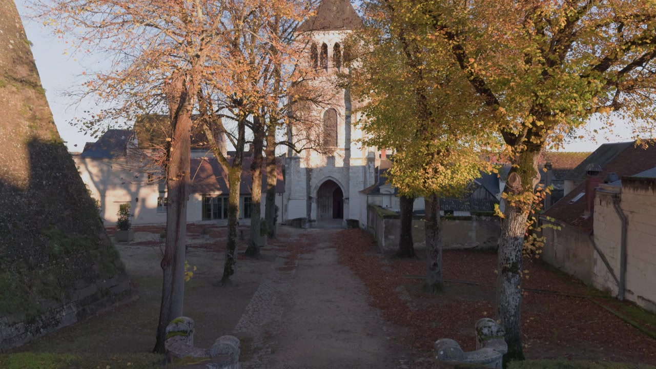Serene kerkentreden, herfstbladeren, kalmte, geschiedenis, eenzaamheid.