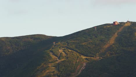 puesta de sol y nubes dramáticas moviéndose sobre una montaña de esquí, lapso de tiempo