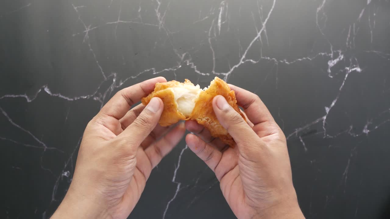 긴 음식 을 들고 있는 손