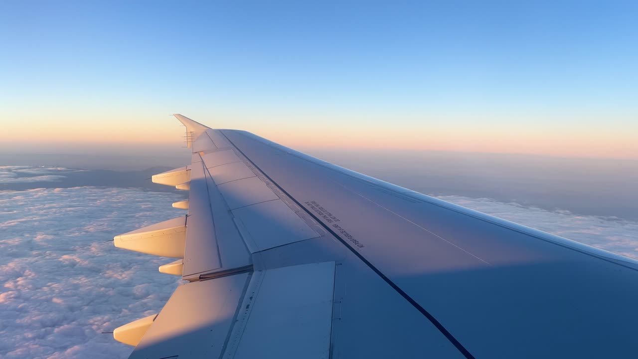 imágenes de vuelos internacionales desde la ventana del avión sobrevolando las nubes hasta la del avión