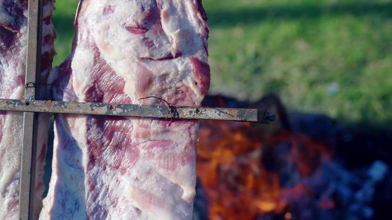 Primo piano di carne grigliata durante una competizione di maiale cotto alla brace