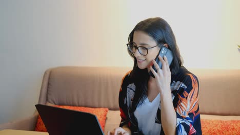 trabajar desde casa concepto de cabello castaño moreno usando computadora y teléfono móvil ideal para maquetas corporativas de negocios