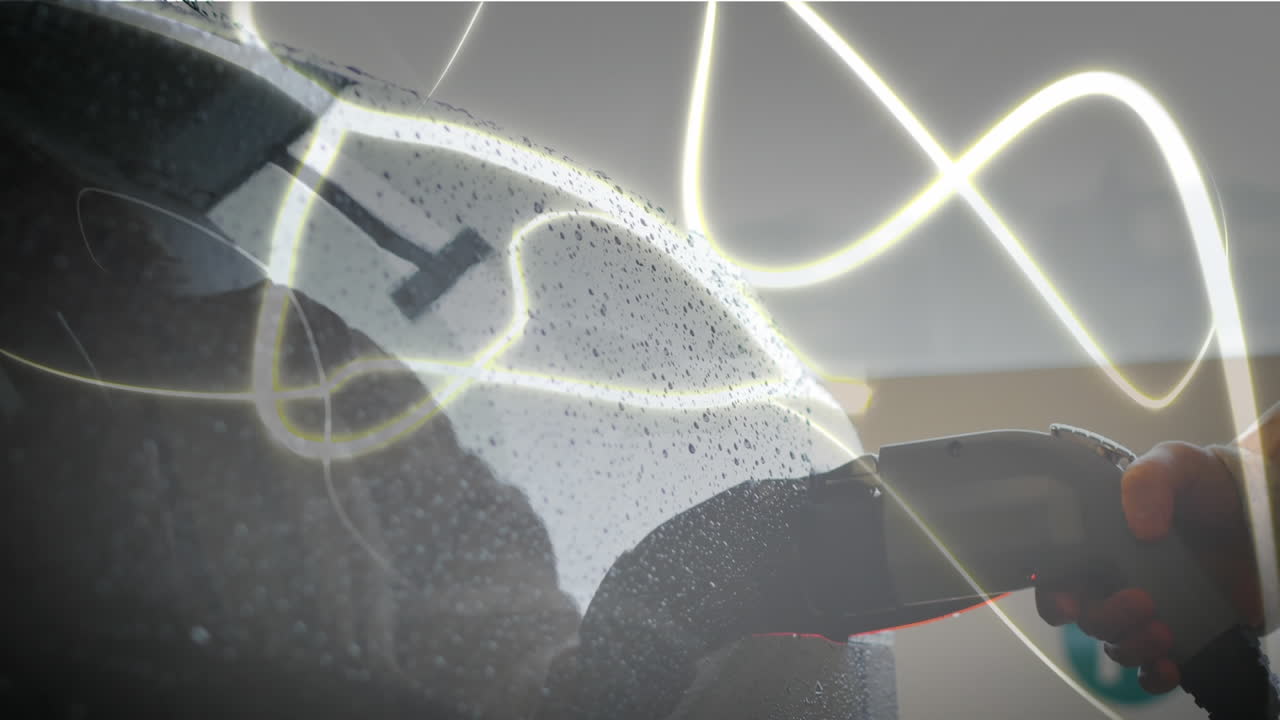 человек, заряжающий электрический автомобиль с белыми линиями сети движущихся соединений