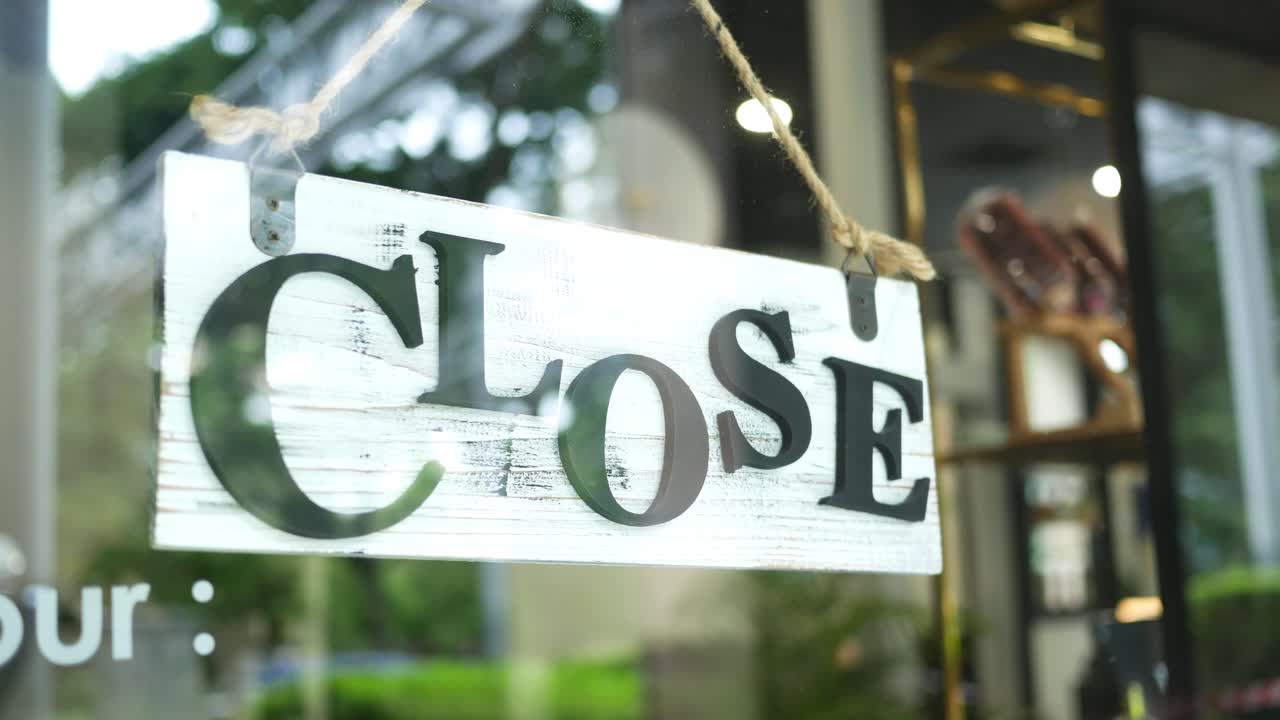 폐쇄 된 카페 의 문 에 매달린 표지판