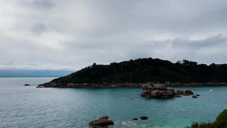 Hermosa-Vista-De-La-Isla-Del-Océano-Atlántico-Con-Barcos-Y-Lugar-De-Buceo-En-Trébeurden,-Francia-Département-Côtes-d&#39;armor-Bretagne