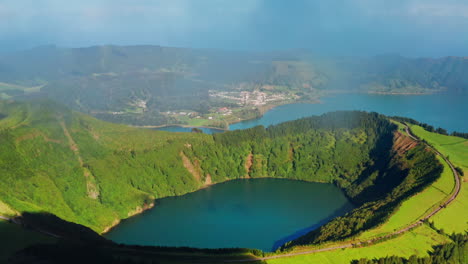 Vista-Aérea-Por-Drones-De-Lagos-Volcánicos-En-Sao-Miguel,-Islas-Azores---Portugal