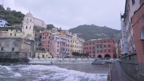 Vista-En-Cámara-Lenta-De-Vernazza,-5-Terre,-Durante-Una-Tormenta-Marina