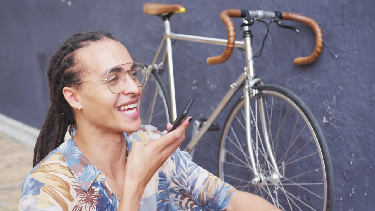 Homem mestiço falando ao telefone