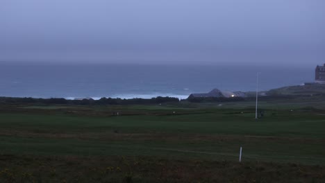 Toma-Panorámica-Lenta-De-Niebla-Y-Lluvia-Sobre-La-Playa-Fistral-Y-El-Club-De-Golf-Newquay