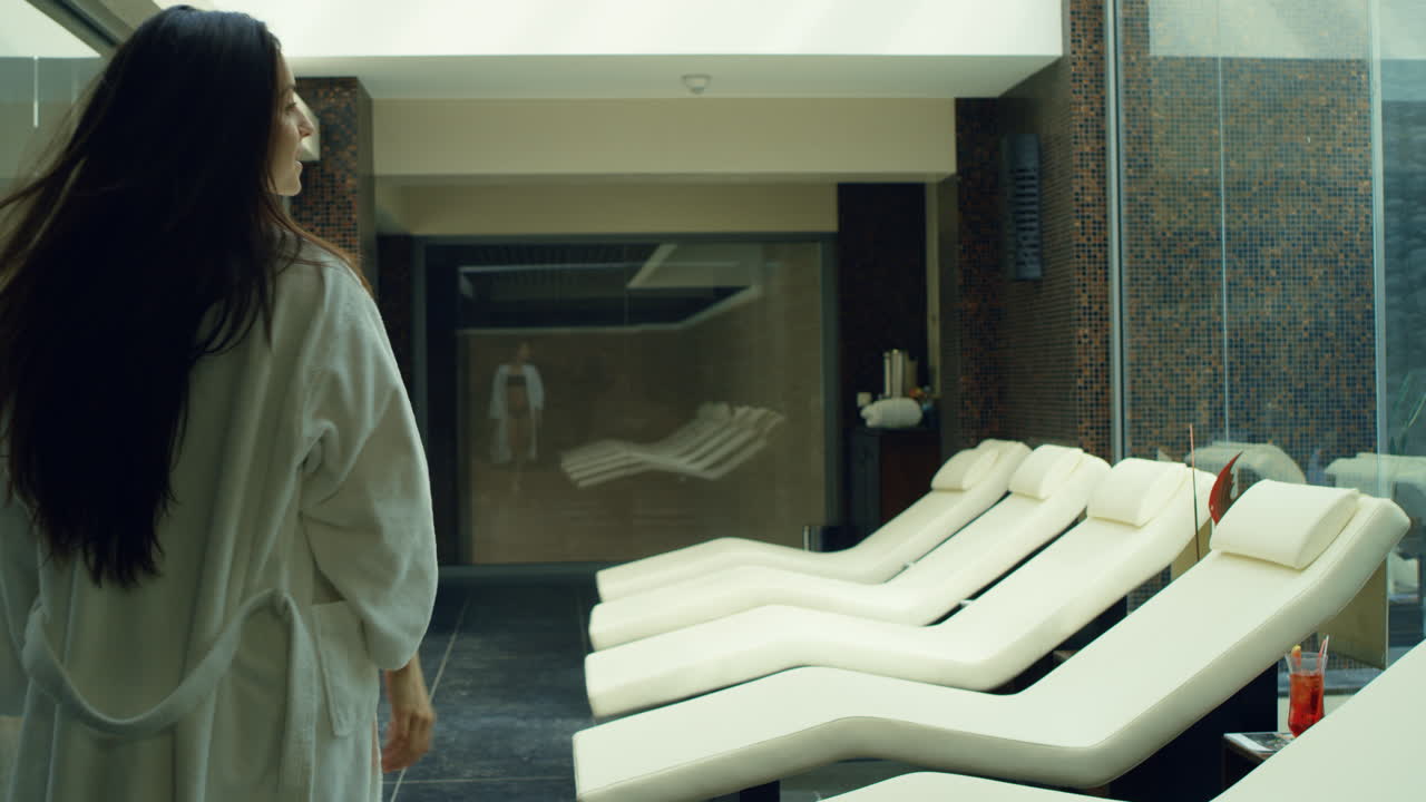 은 소녀가 침대 의자에서 휴식을 취하고 있어요.