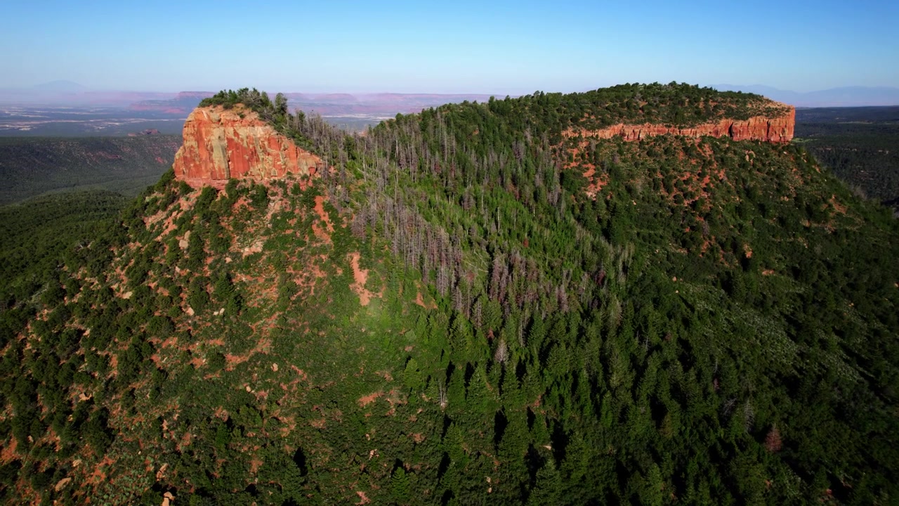 Hidas ilmakuva drone-kierroksesta Bears Ears -vuoren ympärillä Bears Earsin kansallismonumentissa, Utahissa.