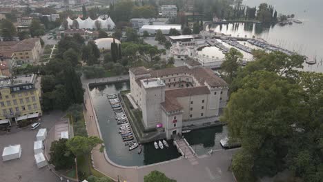 vista aérea de la fortaleza de rocca, edificio del museo de riva del garda alto, italia con el puerto deportivo del lago de garda en el fondo