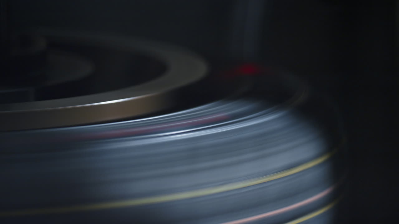 기술 공장에서 근접 타이어 스 ⁇ 핑 컨베이어 스피닝 고무 테이프