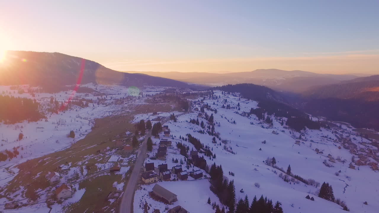 vista aérea del deporte turístico, zona de esquí y complejo recreativo en la montaña jahorina al atardecer, bosnia y herzegovina