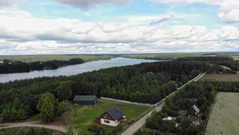 paso aéreo de gran altitud del lago jezioro gwiazdy y el pueblo de borowy młyn en kaszuby, voivodato de pomerania, polonia