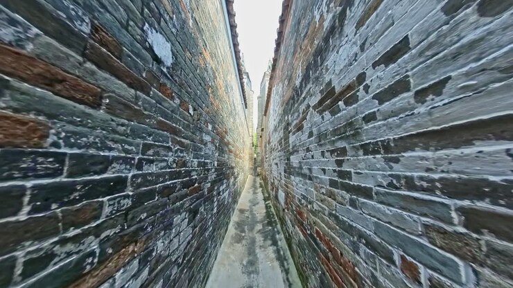 Stretto sentiero con muro di mattoni a Yuen Long, Hong Kong.