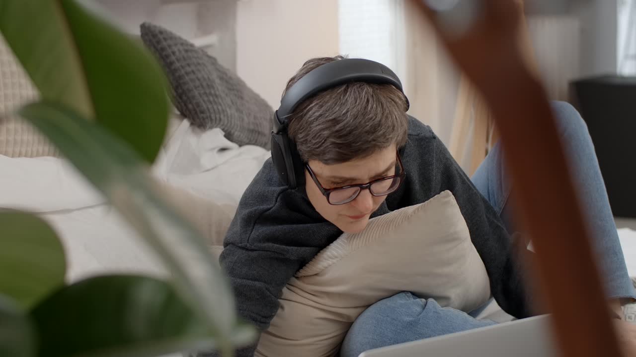 persona trabajando en una computadora portátil en un sofá