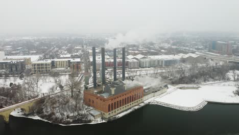 Planta-De-Energía-De-Vapor-En-Invierno-A-Lo-Largo-Del-Río-Mississippi