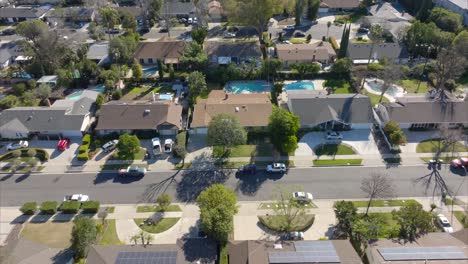 Vista-Aérea-De-Casas-Y-Propiedades-En-El-Barrio-De-Northridge,-California