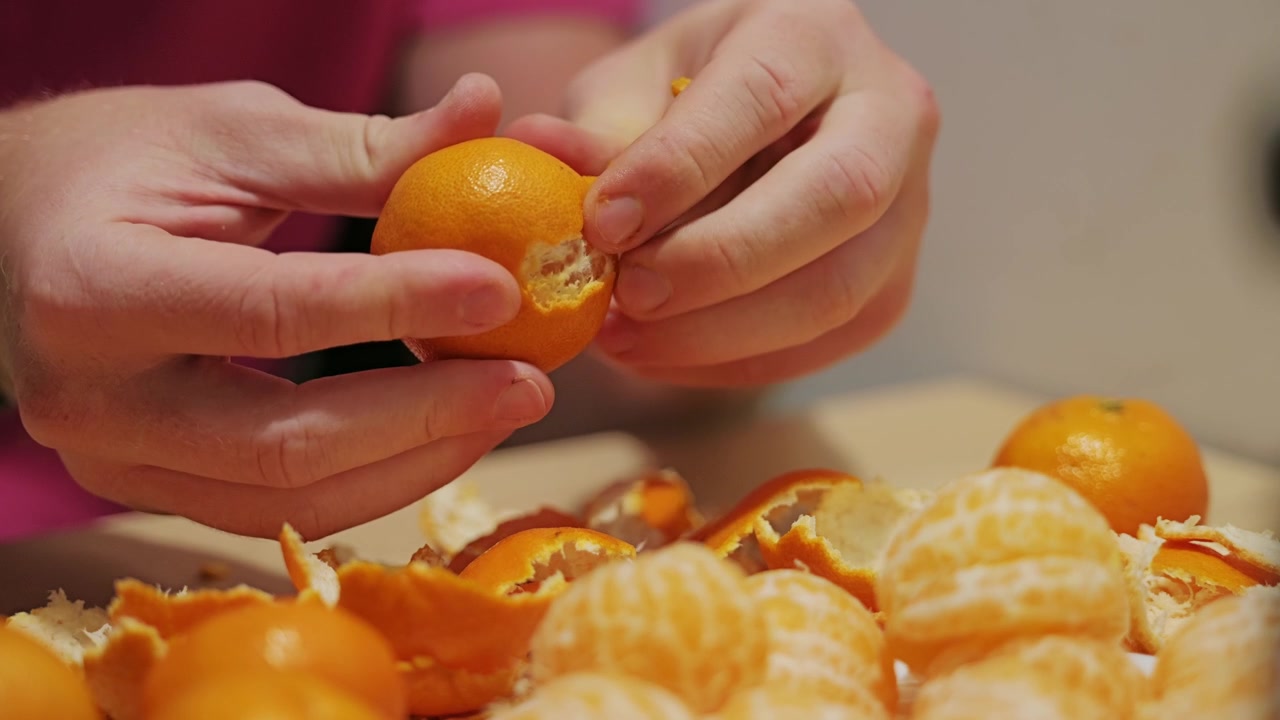 Mengupas jeruk mandarin kaya vitamin C untuk mendukung kekebalan tubuh selama musim flu.