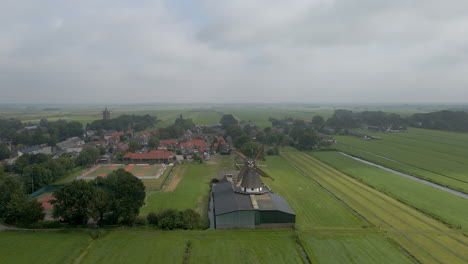 Antenne-Der-Schönen-Alten-Klassischen-Windmühle-In-Einer-Malerischen-Ländlichen-Stadt