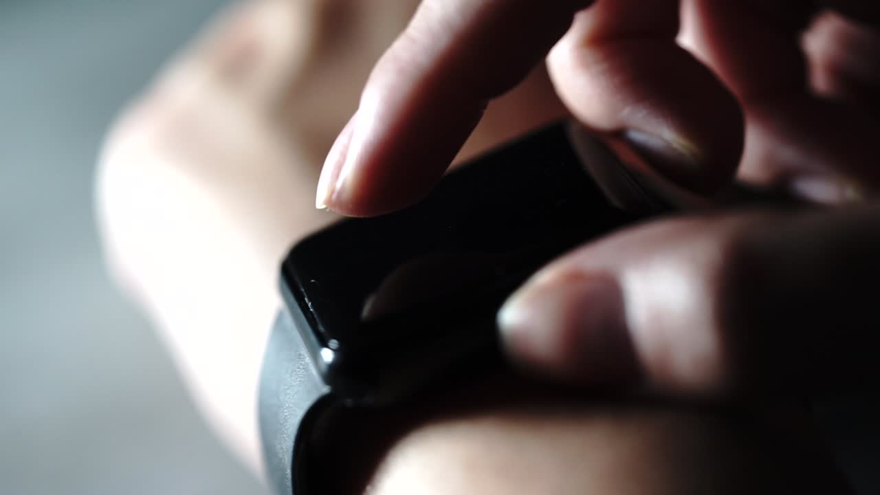 persona que interactúa con un reloj inteligente