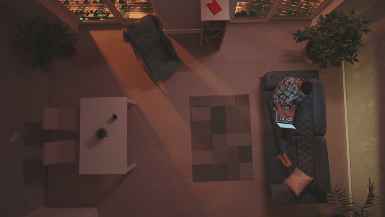 человек работает на ноутбуке в комнате