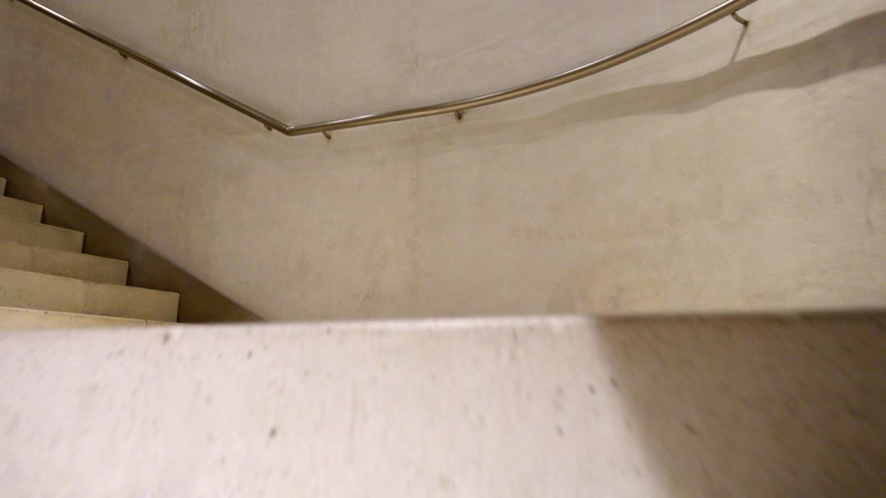 movimiento en la escalera de caracol.