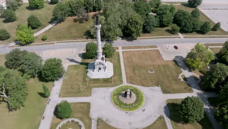 Iowa-state-capitol-building-in-Des-Moines,-Iowa-with-drone-video-tilting-up-on-the-side.