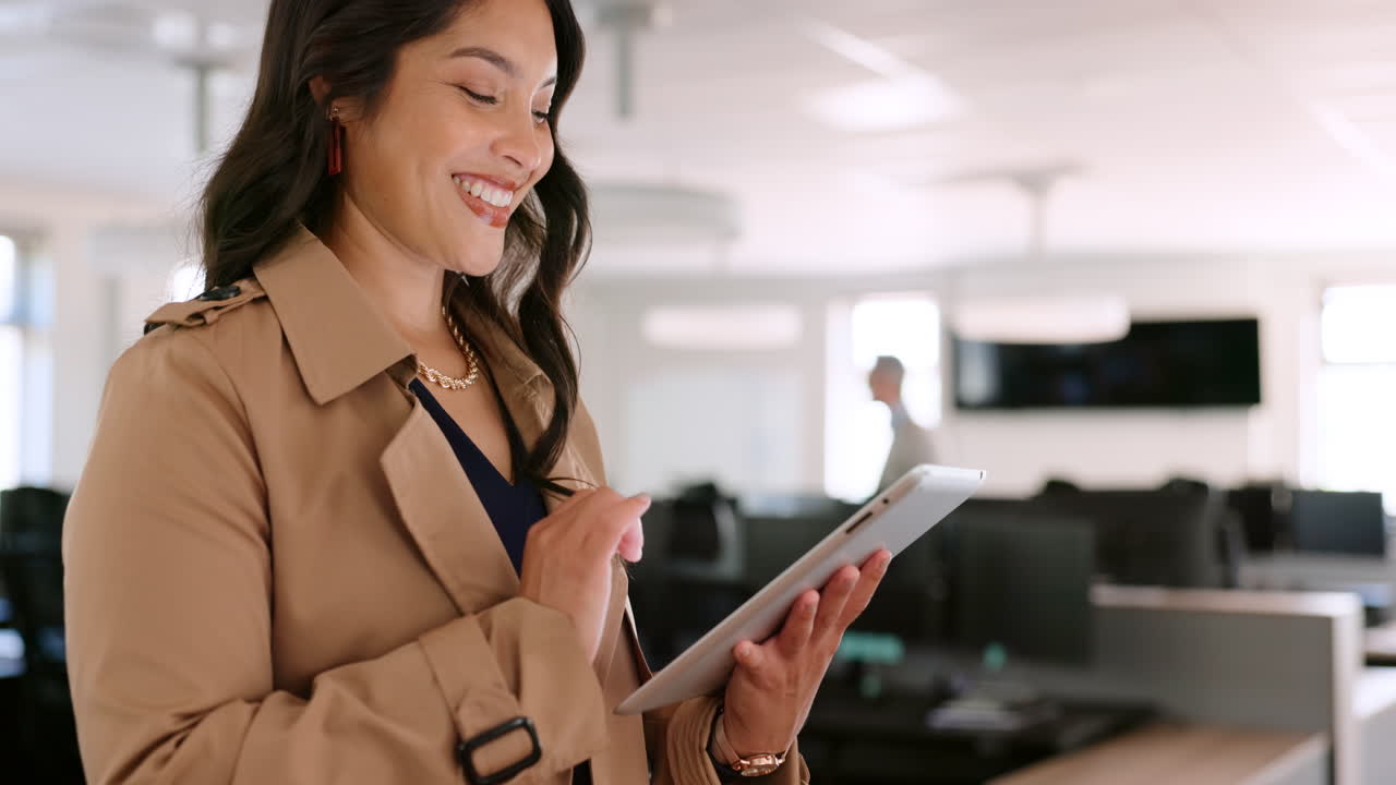 mujer de negocios, sonrisa y trabajando en la tableta