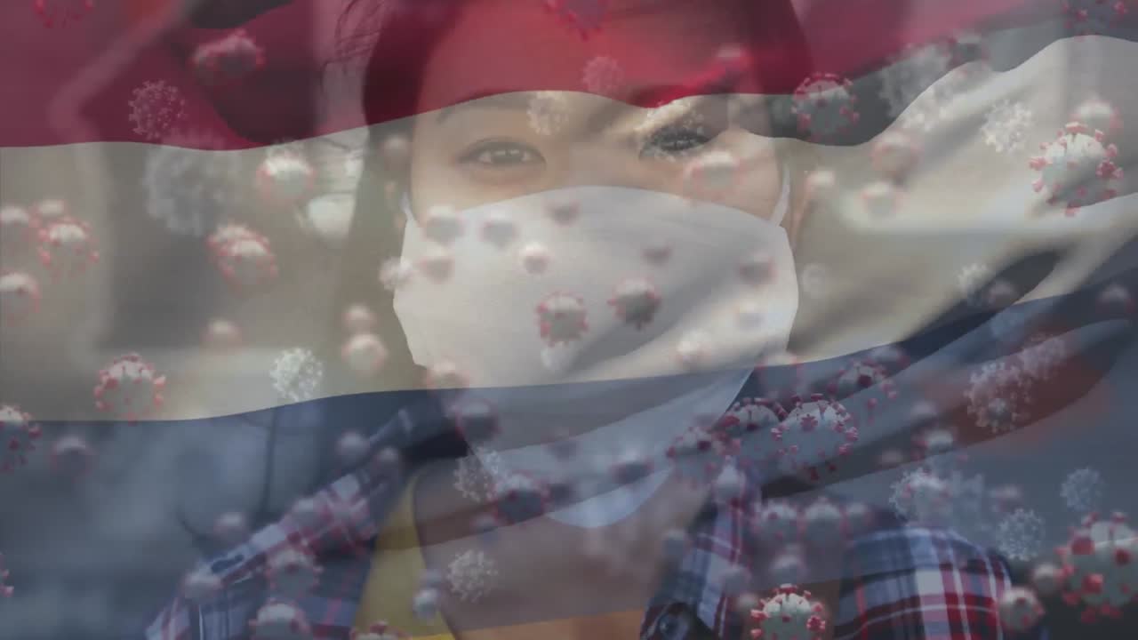 이 애니메이션은 마스크를 착용한 아시아 여성 위에 떠다니는 거대 코로나19 세포를 보여준다.