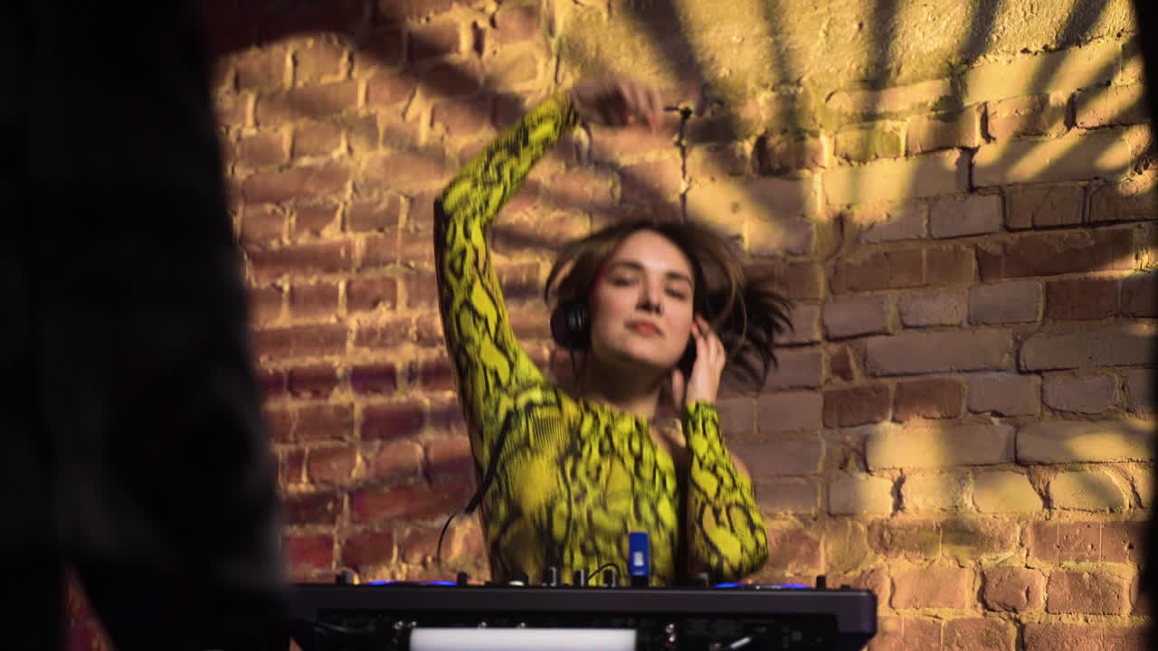 dj che lavora al nightclub