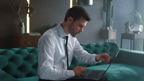 hombre de negocios trabajando en una computadora portátil en el interior. gerente masculino señalando el gráfico en la pantalla