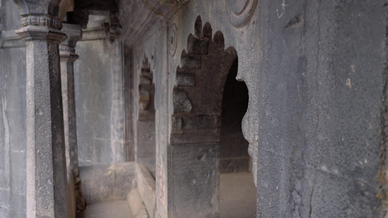 Vista en primer plano de la estructura antigua de las ventanas del Mahal