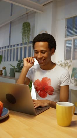 hombre trabajando en una computadora portátil en casa