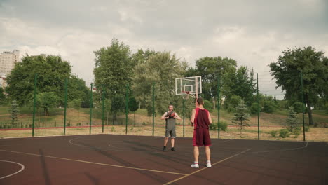 Zwei-Sportler,-Die-Auf-Einem-Außenplatz-Basketball-Spielen-1